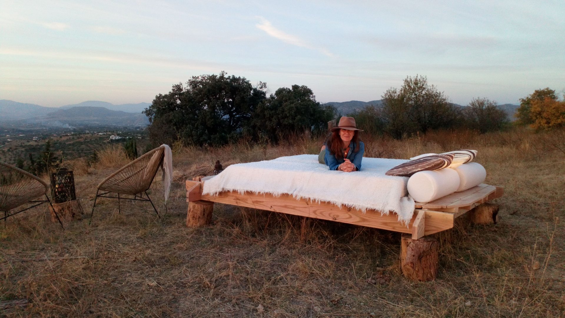 Glamping "out of Malage" sur un Breeze'Up posé sur des billots; pendant le covid, en espagne.